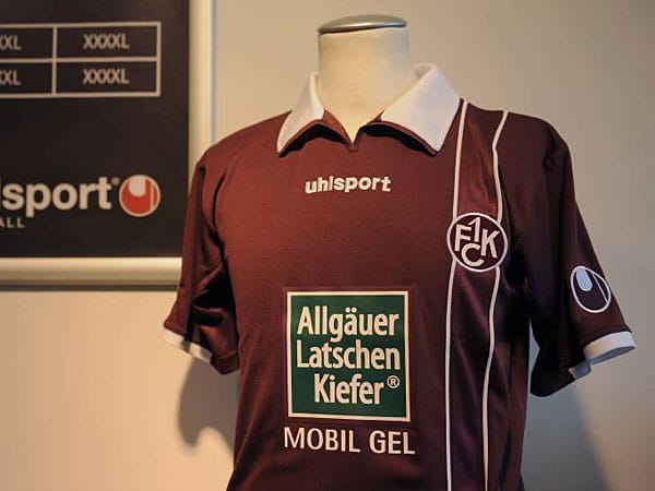 Das Jubiläumstrikot zum 111-jährigen Bestehen des 1. FC Kaiserslautern ist ganz in Bordeaux gehalten. Im Nacken wurde der Schriftzug des Vereins eingenäht. Auffallend ist der weiß umrandete Längsstreifen.