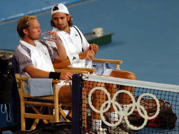 Nicolas Kiefer und Rainer Schüttler stehen 2004 im Finale des Herrendoppel bei den Olympischen Spielen von Athen. Gegen das chilenische Doppel Gonzales und Massu spielen sie das wohl spannendste olympische Tennis-Match aller Zeiten.