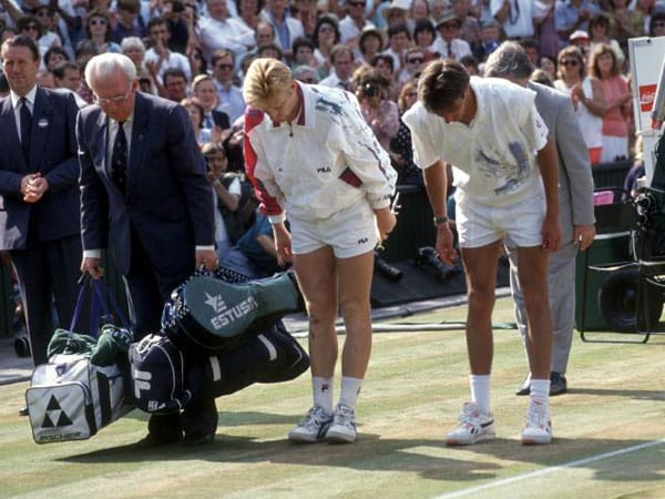 Verbeugung vor der royalen Loge: Beim Wimbledon-Finale 1991 stehen zum ersten und einzigen Mal zwei Deutsche im Endspiel eines Grand-Slam-Turniers. Becker war der Favorit, Stich der krasse Außenseiter.