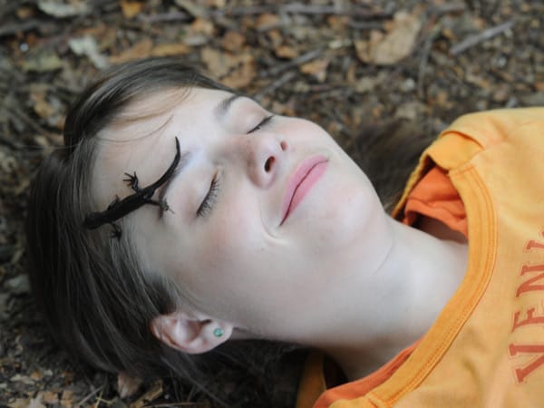 Eva leidet am Tourette-Syndrom. Ihre Tics und Pöbeleien bringen sie im Alltag immer wieder in unangenehme Situationen. Darum verbringt Eva ihre Zeit lieber allein im Wald ... Eva leidet am Tourette-Syndrom. Ihre Tics und Pöbeleien bringen sie im Alltag immer wieder in unangenehme Situationen. Darum verbringt Eva ihre Zeit lieber allein im Wald ...