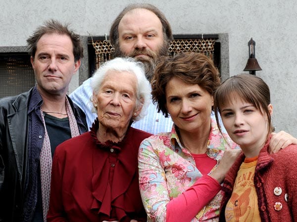 ... oder im Schoß ihrer leicht verrückten Familie, die aus Onkel Bernie (Stefan Kurt), Oma Strumpf (Renate Delfs), Vater Daniel (Waldemar Kobus) und ihrer Mutter (Victoria Trauttmansdorff) besteht. ... oder im Schoß ihrer leicht verrückten Familie, die aus Onkel Bernie (Stefan Kurt), Oma Strumpf (Renate Delfs), Vater Daniel (Waldemar Kobus) und ihrer Mutter (Victoria Trauttmansdorff) besteht.