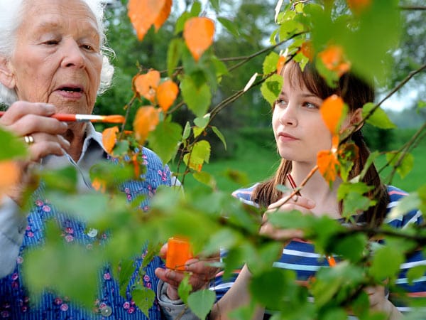 ... sprengt ihre schräge Oma Strumpf lieber mal den Staubsauger in die Luft oder bemalt im Garten die Blätter der Bäume. Hier kann Eva einfach so sein, wie sie ist. ... sprengt ihre schräge Oma Strumpf lieber mal den Staubsauger in die Luft oder bemalt im Garten die Blätter der Bäume. Hier kann Eva einfach so sein, wie sie ist.
