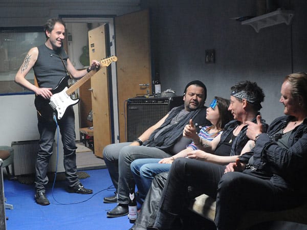 Mit der Teilnahme an einem Casting-Wettbewerb will Eva das schnelle Geld machen und damit den Umzug in die Großstadt verhindern. Zusammen führen Eva und Bernie der Band von Bernie ihren selbst komponierten Song "Arschlicht" vor. Mit der Teilnahme an einem Casting-Wettbewerb will Eva das schnelle Geld machen und damit den Umzug in die Großstadt verhindern. Zusammen führen Eva und Bernie der Band von Bernie ihren selbst komponierten Song "Arschlicht" vor.