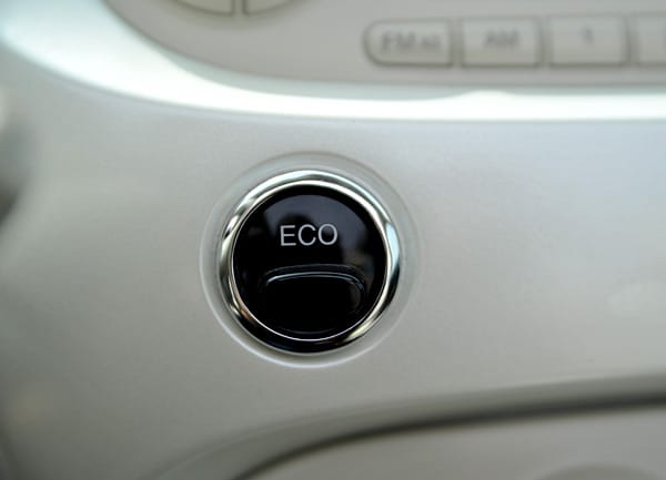 Mit der Eco-Taste wird die Motorleistung beschnitten. In der Stadt ist das noch okay, aber außerhalb sollte man die Finger davon lassen.