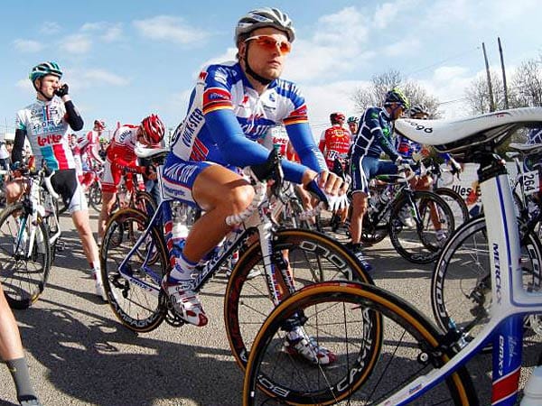 In Wartestellung: Für Gerald Ciolek ist es der vierte Start bei der Frankreich-Rundfahrt. So ruhig wie in dieser Szene wird es für den 24-Jährigen aus dem Team Quick Step vor allem in bei den Sprintfinalen nicht zu gehen. Da ist seine Schnelligkeit gefragt.