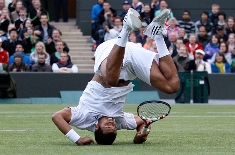 Der Franzose Jo-Wilfried Tsonga zeigt beim Spiel gegen den Bulgaren Grigor Dimitrov, dass man beim Tennis nicht immer mit beiden Beinen auf dem Boden bleiben muss.