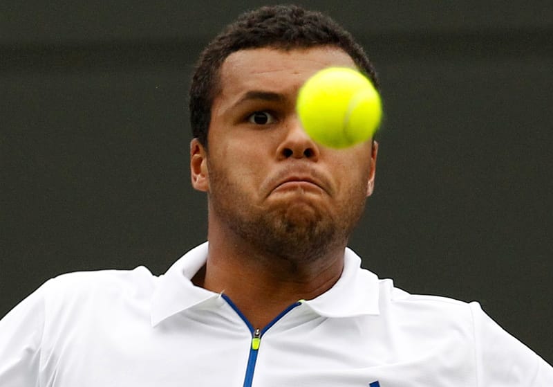 Jo-Wilfried Tsonga konzentriert sich voll auf den nahenden Ball. Jo-Wilfried Tsonga konzentriert sich voll auf den nahenden Ball.