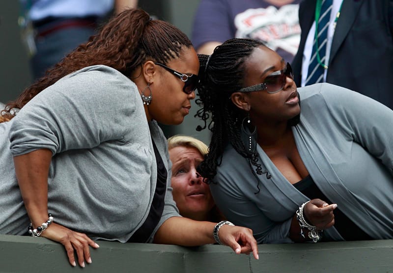 Gespannt verfolgen die zwei Damen das Spiel zwischen der US-Amerikanerin Serena Williams und die Französin Aravane Rezai.