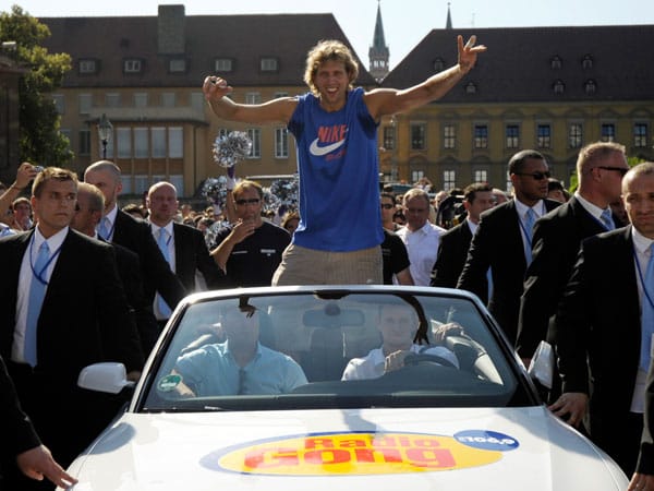 Fast wie ein Staatsempfang: Nowitzki fährt nach seiner Pressekonferenz mit dem Cabrio durch die Würzburger Innenstadt. Begleitet wird er von etlichen Bodyguards.