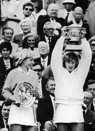 Auch im Frauen-Tennis spielt sich eine Deutsche in den Vordergrund: Die junge Steffi Graf bezwingt im Finale von Roland Garros 1987 die damalige Weltranglisten-Erste Martina Navratilova. Damit vollzieht sich endgültig der Machtwechsel im Damen-Tennis und läutet die "Ära Graf" ein.