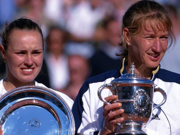 Welch ein Comeback: Nach einer schweren Knieverletzung gewinnt Steffi Graf, mittlerweile 29-jährig, die French Open mit einem Sieg gegen die 18-jährige neue Weltranglisten-Erste Martina Hingis. Graf bezeichnet diesen Sieg später als "den schönsten ihrer Karriere". Sie erklärte, dass sie nie mehr in Roland Garros spielen werde, weil es keinen schöneren Abschied geben könne.