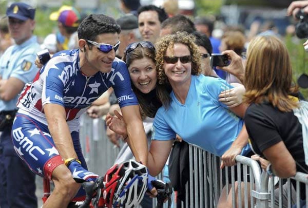 Das schöne an der Tour de France ist auch, dass die Fans den Fahrern nahe kommen können. Und welcher Radprofi würde zu einem gemeinsamen Foto mit zwei hübschen Frauen schon "Nein" sagen? Der Glückliche ist in diesem Fall der US-Amerikaner George Hincapie.