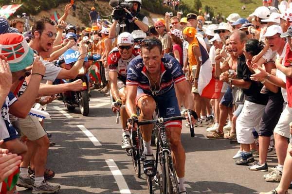 Auch ein Klassiker der Tour de France: Die enge Gasse, die die Fans bei Bergankünften der höchsten Kategorie bilden. Die Begeisterung steht den Fans ins Gesicht geschrieben, während das gleiche für die Anstrengung bei den Fahrern gilt.