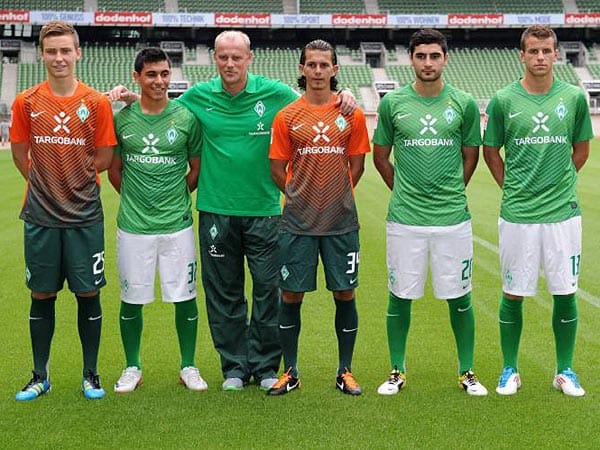 Das neue Heim-Trikot von Werder Bremen ist in hellem Grün gehalten. Die V-förmigen Streifen bleiben, sind aber dezenter geworden. Für die Auswärtsspiele hat man sich für einen Mix aus Orange und Dunkelgrün entschieden.