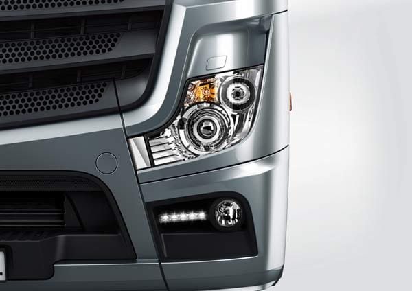 Auch der Mercedes Actros bietet LED-Tagfahrlicht.