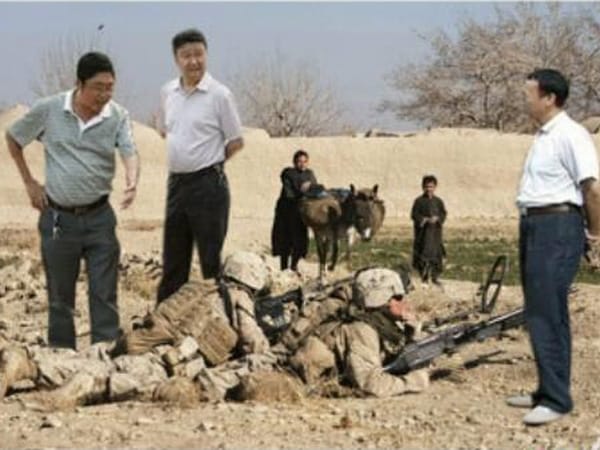 Hier sind die drei Chinesen in einem Krisengebiet eingeschwebt und schauen US-Soldaten bei der Arbeit zu. (Screenshot: t-online.de)