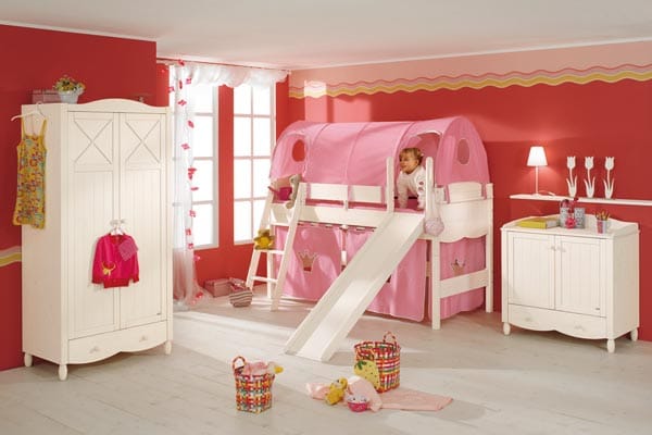 Wenn ohne Rosa gar nichts geht, empfiehlt sich die Verwandlung des Segelzimmers in ein Pink-Paradies.