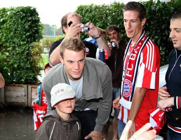 Manuel Neuers Auftakt beim FC Bayern München. Nach dreiwöchigem Kanada-Urlaub trifft der Nationalkeeper beim deutschen Rekordmeister ein.