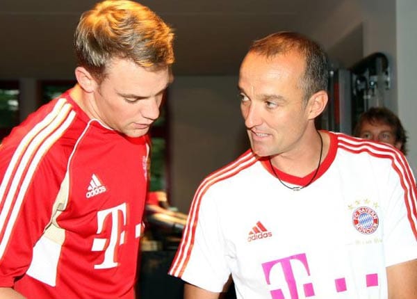 Neuer im Gespräch mit Thomas Wilhelmi. Der Fitnesstrainer des FC Bayern erläutert dem Keeper die nächste Übung.