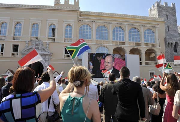 Jubelnd sehen die Zuschauer vor dem Palast per Videoleinwänden der Trauung zu.