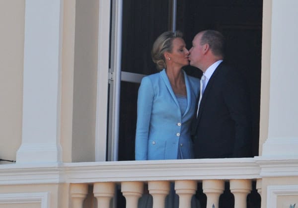 Kuss fürs Volk: An einem Fenster des Palastes küssen sich Fürst Albert II. und Fürstin Charlene. Allerdings: Wirklich leidenschaftlich wirkte das Ganze allerdings nicht.