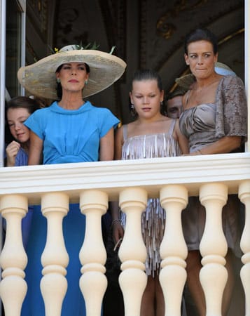 Prinzessin Caroline und Prinzessin Stéphanie zeigten sich auch auf dem Balkon.