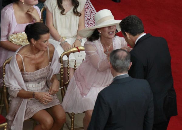 Nicolas Sarkozy begrüßt Prinzessin Caroline.