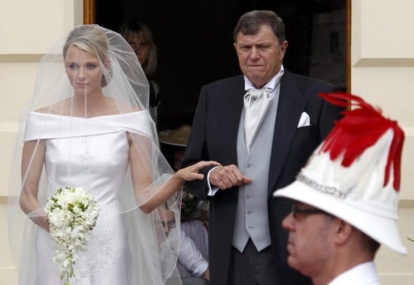 Die Braut trägt ein Kleid von Armani.