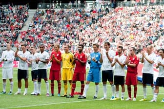 Die neue Mannschaft des FC Bayern München lässt sich in der Allianz Arena von den Fans feiern. (Foto dapd)