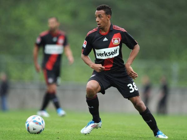 Topraks Bayer-Kollege Karim Bellarabi hat sich in der 3. Liga bereits einen Namen gemacht: An Eintracht Braunschweigs Rückkehr in die zweite Bundesliga hatte der 21-jährige Außenstürmer mit acht Toren und 16 Assists maßgeblichen Anteil. Und auch in der Vorbereitung bei seinem neuen Klub Leverkusen zeigte sich Bellarabi bisher durchaus in guter Frühform. Topraks Bayer-Kollege Karim Bellarabi hat sich in der 3. Liga bereits einen Namen gemacht: An Eintracht Braunschweigs Rückkehr in die zweite Bundesliga hatte der 21-jährige Außenstürmer mit acht Toren und 16 Assists maßgeblichen Anteil. Und auch in der Vorbereitung bei seinem neuen Klub Leverkusen zeigte sich Bellarabi bisher durchaus in guter Frühform.