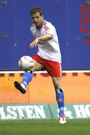 Dennis Diekmeier klebte nach seinem Wechsel vom 1. FC Nürnberg zum Hamburger SV das Pech an den Fersen. Immer wieder durch Verletzungen zurückgeworfen, kam der Außenverteidiger nur auf fünf Einsätze über 90 Minuten. Das soll sich nun ändern: Der hoch veranlagte 21-Jährige gilt in der neuen HSV-Mannschaft als gesetzt. Dennis Diekmeier klebte nach seinem Wechsel vom 1. FC Nürnberg zum Hamburger SV das Pech an den Fersen. Immer wieder durch Verletzungen zurückgeworfen, kam der Außenverteidiger nur auf fünf Einsätze über 90 Minuten. Das soll sich nun ändern: Der hoch veranlagte 21-Jährige gilt in der neuen HSV-Mannschaft als gesetzt.