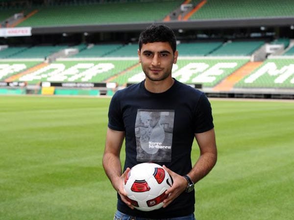 Mehmet Ekici als Geheimtipp zu bezeichnen, wäre vermessen. Der 21-Jährige hat als Leihspieler des FC Bayern bereits eine klasse Saison beim 1. FC Nürnberg hinter sich. Doch nun kommt der nächste Karriereschritt: Für fünf Millionen Euro Ablöse wird er ab sofort die Fäden im Mittelfeld des SV Werder Bremen ziehen und dort die Lücke schließen, die der Weggang Mesut Özils 2010 gerissen hat. Eine große Aufgabe, doch Ekici hat die nötige Qualität und und Reife, um sie zu meistern. Mehmet Ekici als Geheimtipp zu bezeichnen, wäre vermessen. Der 21-Jährige hat als Leihspieler des FC Bayern bereits eine klasse Saison beim 1. FC Nürnberg hinter sich. Doch nun kommt der nächste Karriereschritt: Für fünf Millionen Euro Ablöse wird er ab sofort die Fäden im Mittelfeld des SV Werder Bremen ziehen und dort die Lücke schließen, die der Weggang Mesut Özils 2010 gerissen hat. Eine große Aufgabe, doch Ekici hat die nötige Qualität und und Reife, um sie zu meistern.