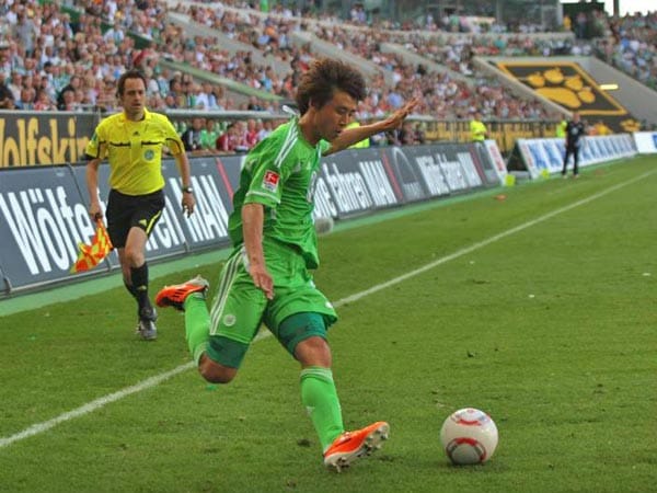 Der 22-jährige Ja-Cheol Koo war beim Asia Cup 2011 schon einer der absoluten Topstars. Der Südkoreaner schoss in sechs Spielen fünf Tore und bereitete drei weitere vor. In der Bundesliga kam er bisher fast ausschließlich als Joker zum Einsatz. Das könnte sich jedoch schon bald ändern: Wolfsburgs Trainer Felix Magath setzt Koo in der Bundesliga-Vorbereitung im Sturm ein – und war beeindruckt von den Leistungen des gelernten Mittelfeldspielers. Der 22-jährige Ja-Cheol Koo war beim Asia Cup 2011 schon einer der absoluten Topstars. Der Südkoreaner schoss in sechs Spielen fünf Tore und bereitete drei weitere vor. In der Bundesliga kam er bisher fast ausschließlich als Joker zum Einsatz. Das könnte sich jedoch schon bald ändern: Wolfsburgs Trainer Felix Magath setzt Koo in der Bundesliga-Vorbereitung im Sturm ein – und war beeindruckt von den Leistungen des gelernten Mittelfeldspielers.