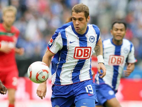 Seit Anfang diesen Jahres darf sich Pierre-Michel Lasogga von Hertha BSC U21-Nationalspieler nennen. Zurecht, denn in seiner ersten Zweitliga-Saison kam der bullige Stürmer in 25 Spielen auf sagenhafte 13 Tore und fünf Assists. Darum handelte der Aufsteiger aus der Hauptstadt auch schnell und verlängerte mit dem 19-jährigen Juwel vorzeitig bis 2015. Seit Anfang diesen Jahres darf sich Pierre-Michel Lasogga von Hertha BSC U21-Nationalspieler nennen. Zurecht, denn in seiner ersten Zweitliga-Saison kam der bullige Stürmer in 25 Spielen auf sagenhafte 13 Tore und fünf Assists. Darum handelte der Aufsteiger aus der Hauptstadt auch schnell und verlängerte mit dem 19-jährigen Juwel vorzeitig bis 2015.