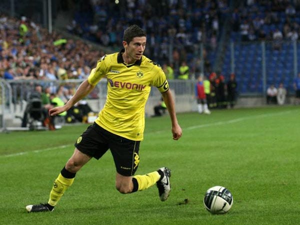 Robert Lewandowski steht in der Sturm-Hierarchie beim BVB hinter Lucas Barrios – noch. Denn der 22-jährige Pole könnte in der kommenden Saison nicht nur aufgrund der Champions-League- und Pokal-Teilnahme deutlich mehr Einsatzzeiten bekommen. Ein Blick auf die Statistik beweist: Lewandowskis Debüt-Saison kann mit acht Treffern und drei Vorlagen bei 18 (!) Einwechslungen als überaus vielversprechend bewertet werden. Robert Lewandowski steht in der Sturm-Hierarchie beim BVB hinter Lucas Barrios – noch. Denn der 22-jährige Pole könnte in der kommenden Saison nicht nur aufgrund der Champions-League- und Pokal-Teilnahme deutlich mehr Einsatzzeiten bekommen. Ein Blick auf die Statistik beweist: Lewandowskis Debüt-Saison kann mit acht Treffern und drei Vorlagen bei 18 (!) Einwechslungen als überaus vielversprechend bewertet werden.