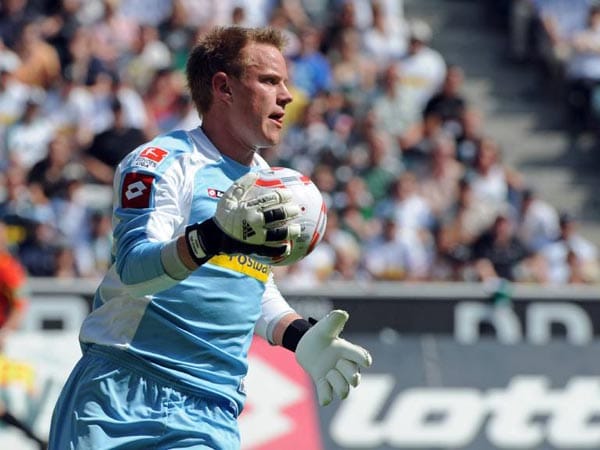 Seit seiner frühesten Kindheit spielt Marc-André ter Stegen (19) für Borussia Mönchengladbach. In seiner ersten Bundesliga-Saison schaffte der U17-Europameister auf Anhieb den Sprung zum Stammtorwart, und kassierte in sechs Spielen lediglich zwei Tore. Sein Torwart-Spiel ist von moderner Prägung, er verhindert Chancen, bevor sie entstehen und ist auch mit dem Ball am Fuß äußerst geschickt. Ihm gehört die Zukunft im Kasten der Elf vom Niederrhein. Seit seiner frühesten Kindheit spielt Marc-André ter Stegen (19) für Borussia Mönchengladbach. In seiner ersten Bundesliga-Saison schaffte der U17-Europameister auf Anhieb den Sprung zum Stammtorwart, und kassierte in sechs Spielen lediglich zwei Tore. Sein Torwart-Spiel ist von moderner Prägung, er verhindert Chancen, bevor sie entstehen und ist auch mit dem Ball am Fuß äußerst geschickt. Ihm gehört die Zukunft im Kasten der Elf vom Niederrhein.