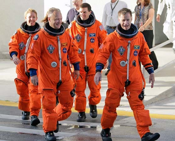 Sandy Magnus, Doug Hurley, Rex Walhiem und Chris Ferguson durchliefen vor dem Start eine intensive Vorbereitung. Das Foto zeigt sie auf dem Weg zum letzten Training im Shuttle während des Countdown-Tests im Kennedy-Space-Center in Cape Canaveral, Florida.