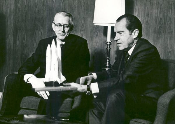 Die Entwicklung der Space-Shuttles hat der damalige US-Präsident Richard Nixon (rechts) angestoßen. Er durchkreuzte 1972 die teuren NASA-Pläne für eine Raumstation im All. Stattdessen kündigte er die Entwicklung der wiederverwendbaren Raumfähre an. Die Aufnahme zeigt ihn mit NASA-Chef James C. Fletcher im Januar 1972.