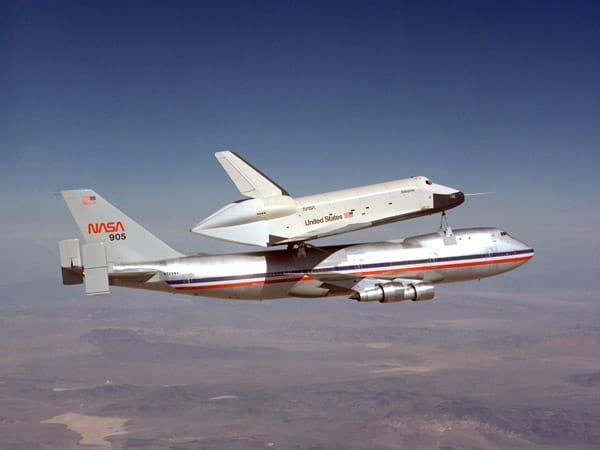 Die "Enterprise" ist der Prototyp der Space-Shuttle-Flotte. Eine Boeing 747 brachte sie 1977 bei der Feuertaufe auf 6700 Meter Höhe, bevor der Gleiter ausklinkte. Mit der "Enterprise" wurden allerdings nur Probeflüge unternommen. Eigentlich sollte das Shuttle "Constitution" heißen. Präsident Gerald Ford ließ es aber auf Drängen von Star-Trek-Fans auf den Namen "Enterprise" taufen.