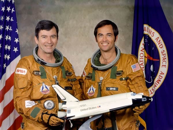 Den ersten richtigen Flug in den Orbit absolvierten die Astronauten John W. Young (links) und Robert L. Crippen mit dem Space-Shuttle "Columbia" am 12. April 1981. Die Aufnahme stammt aus dem Jahr 1979.