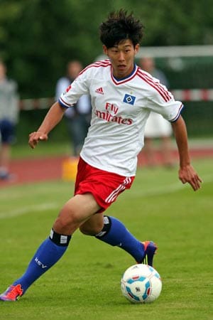 Heung-Min Son vom HSV hatte es nicht leicht in der letzten Saison. In der Vorbereitung schoss der damals 18-Jährige Tore am Fließband, dann brach er sich den Mittelfuß. Kaum genesen fiel er in eine Formkrise. Im Gegensatz zu seinen alternden Mitspielern ist er auch in Zukunft bei den sich im Umbruch befindlichen Hanseaten fest eingeplant. Er belebt das Offensivspiel mit Tempo, Wendigkeit und Torgefahr. 2011/2012 könnte nun endlich das Jahr des Südkoreaners werden. Heung-Min Son vom HSV hatte es nicht leicht in der letzten Saison. In der Vorbereitung schoss der damals 18-Jährige Tore am Fließband, dann brach er sich den Mittelfuß. Kaum genesen fiel er in eine Formkrise. Im Gegensatz zu seinen alternden Mitspielern ist er auch in Zukunft bei den sich im Umbruch befindlichen Hanseaten fest eingeplant. Er belebt das Offensivspiel mit Tempo, Wendigkeit und Torgefahr. 2011/2012 könnte nun endlich das Jahr des Südkoreaners werden.
