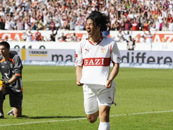 Shinji? Japaner? Da war doch was... Okay, Shinji Okazaki ist schon ein wenig älter als Namensvetter Kagawa vom BVB. Doch beim Asia Cup 2011 spielte er mit dem Dortmunder und WM-Star Honda riesig auf und auch in der Schlussphase der Bundesliga-Saison deutete er beim VfB Stuttgart sein Können an. Ob auf den Außen oder im Sturm, der 25-Jährige könnte für den VfB in der nächsten Saison immens wichtig werden. Shinji? Japaner? Da war doch was... Okay, Shinji Okazaki ist schon ein wenig älter als Namensvetter Kagawa vom BVB. Doch beim Asia Cup 2011 spielte er mit dem Dortmunder und WM-Star Honda riesig auf und auch in der Schlussphase der Bundesliga-Saison deutete er beim VfB Stuttgart sein Können an. Ob auf den Außen oder im Sturm, der 25-Jährige könnte für den VfB in der nächsten Saison immens wichtig werden.