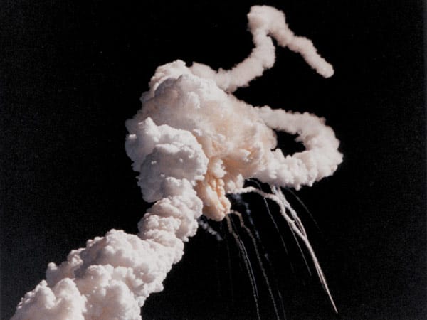 Es gab aber auch furchtbare Zeiten. Bei zwei Katastrophen wurden 14 Crewmitglieder in den Tod gerissen. 1986 explodierte die Raumfähre "Challenger" kurz nach dem Start (Foto). Die "Columbia" verglühte 2003 bei ihrer Rückkehr in die Erdatmosphäre.