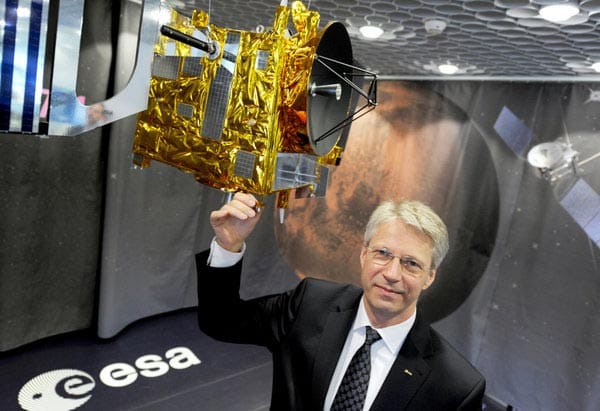 Der deutsche Astronaut Thomas Reiter (53) sieht das Ende der Space-Shuttle-Ära gelassen. Die Amerikaner entwickeln ein neues Transportsystem, und in der Zwischenzeit behilft man sich für die Rückführung wissenschaftlicher Proben mit dem eigenen, unbemannten ATV-Transporter und russischen Sojus-Kapseln.