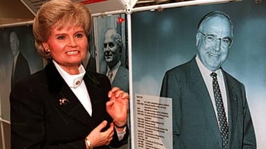 Hannelore Kohl posiert 1995 in Karlsruhe bei einer Ausstellung vor einem Porträt ihres Mannes Hannelore Kohl posiert 1995 in Karlsruhe bei einer Ausstellung vor einem Porträt ihres Mannes