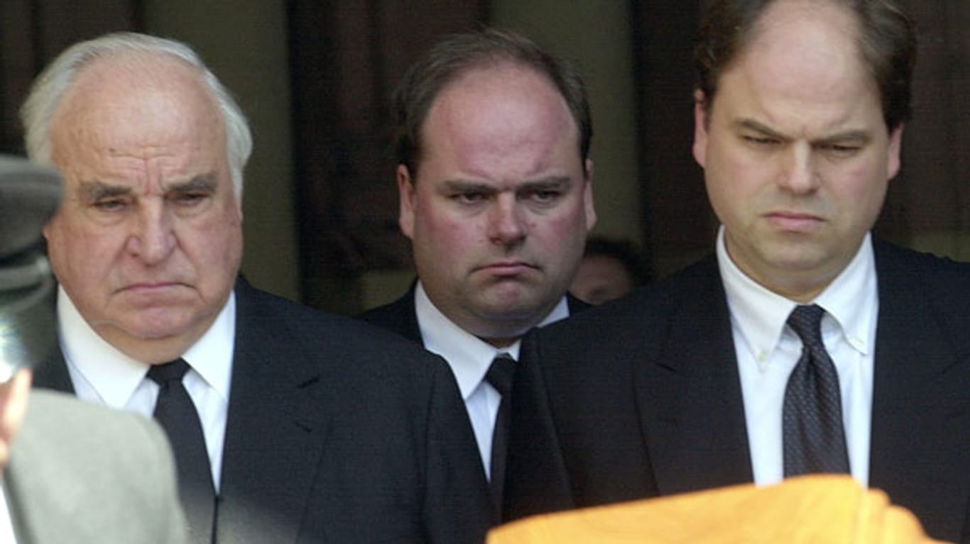 Damals trauerten Helmut Kohl und seine Söhne Walter (Mitte) und Peter gemeinsam. Nach dem Buch "Leben oder gelebt werden" von Walter Kohl hatte sich der frühere Bundeskanzler allerdings - vorrübergehend - von seinem Sohn losgesagt.