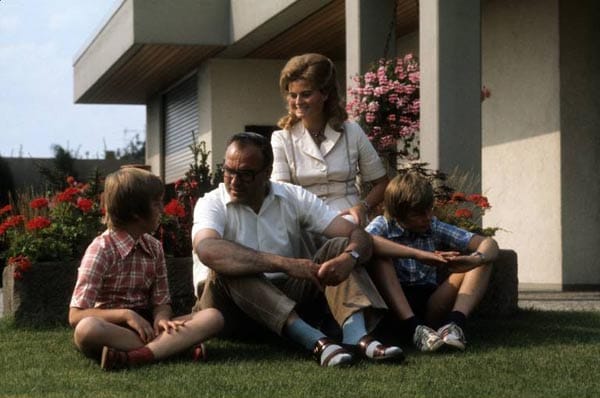 Familienbild aus dem Jahr 1974 im Garten in Oggersheim. Sohn Walter trägt ein rotes Hemd, Peter das blaue.