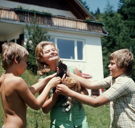 Hannelore Kohl mit ihren Söhnen Peter (links) und Walter und zwei kleinen Kätzchen im Sommer 1975. Die Familie verbrachte ihren Urlaub in St. Gilgen am Wolfgangsee (Österreich).