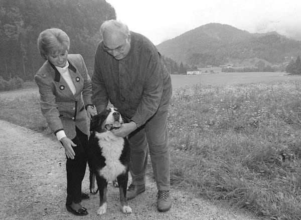 41 Jahre waren die Kohls verheiratet. Auch dieses Bild zeigt das Ehepaar in St. Gilgen. Mit dabei: der Berner Sennenhund "Felix".