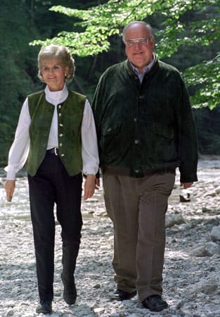 Das Ehepaar Kohl in der Zinkenbach-Klamm im August 1997 am Wolfgangsee. Am Urlaubsort fand der alljährliche Fototermin für die Presse statt.